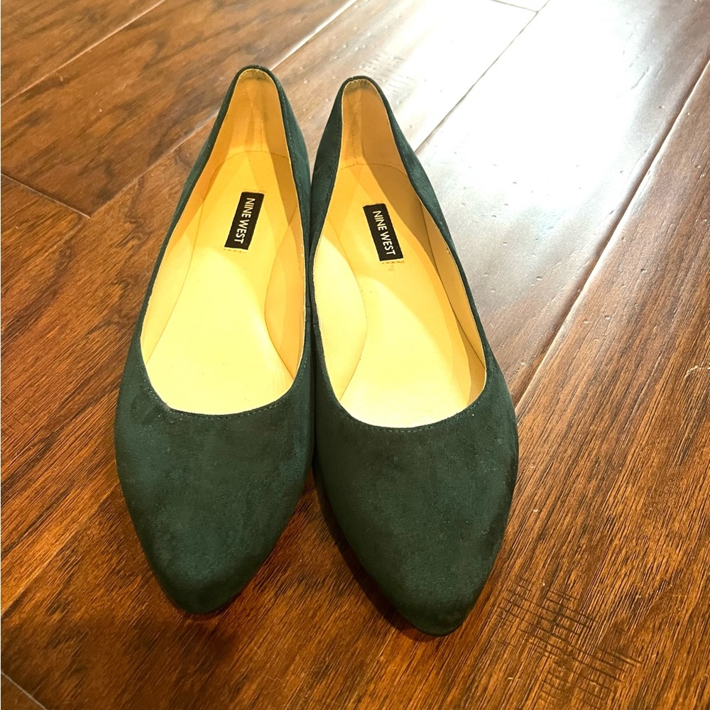 Like New Nine West Women's Green Suede Flats Size 7M